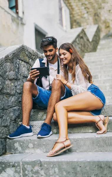 Pareja Romántica Sentada Las Escaleras Mirando Tableta — Foto de Stock