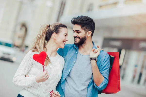 Belos Jovens Amantes Segurando Grande Coração Vermelho Saco Compras — Fotografia de Stock