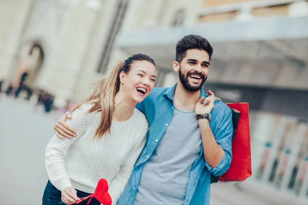 Belos Jovens Amantes Segurando Grande Coração Vermelho Saco Compras — Fotografia de Stock