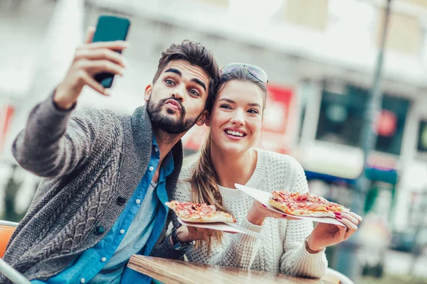 Pareja Comiendo Pizza Snack Aire Libre Divirtiéndose — Foto de Stock