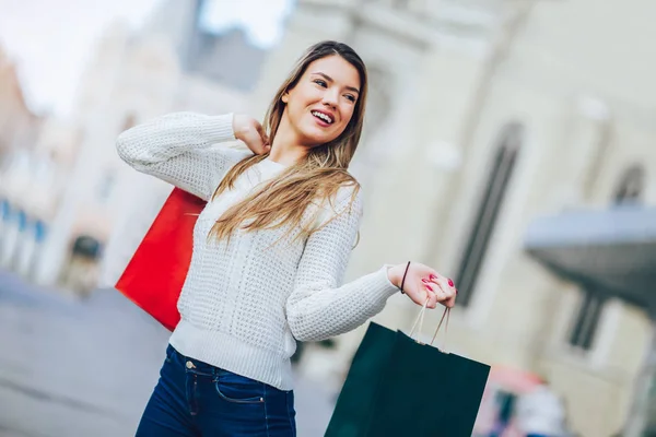 都市のショッピング バッグと美しい女性 — ストック写真