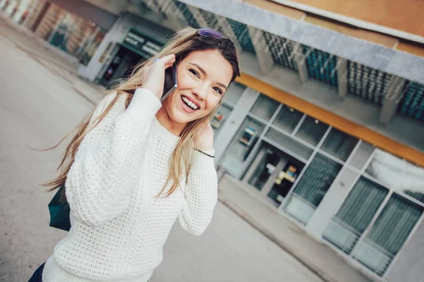 Jonge Blonde Vrouw Met Behulp Van Telefoon Een Stad — Stockfoto