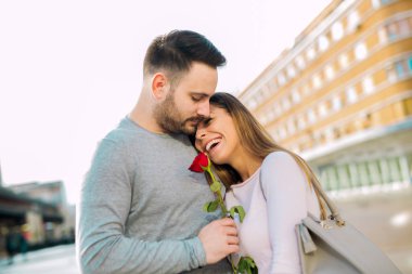 Erkek arkadaşı gül ile Sevgililer günü için sürpriz..