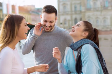 Mutlu arkadaşlar alışveriş yapıyor. Genç arkadaşlar şehirde alışveriş yapıyor..