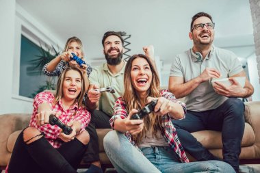 Arkadaş grubu play video oyunları birlikte.