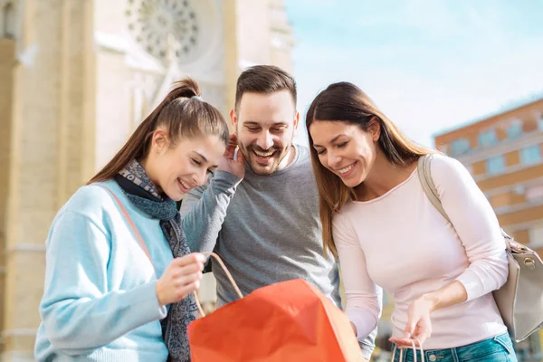 Feliz Amigos Compras Jovens Amigos Gostam Fazer Compras Cidade — Fotografia de Stock