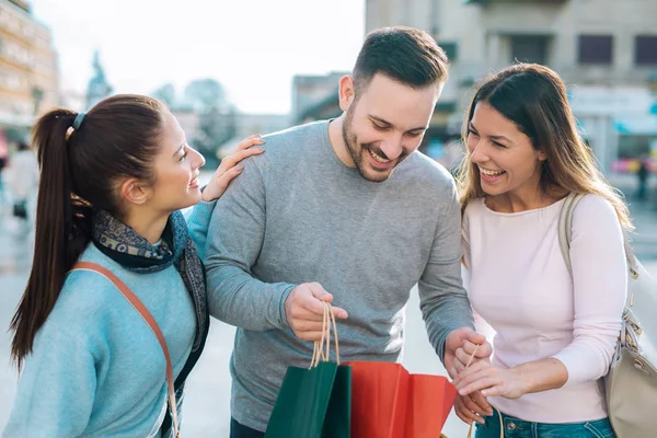 Χαρούμενοι Φίλοι Ψωνίζουν Νεαροί Φίλοι Απολαμβάνουν Ψώνια Στην Πόλη — Φωτογραφία Αρχείου