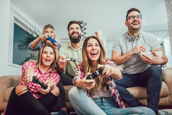 Grupo Amigos Juegan Videojuegos Juntos —  Fotos de Stock