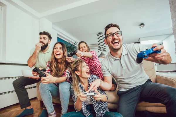 Group Friends Play Video Games Together — Stock Photo, Image
