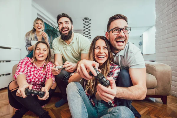 Gruppo Amici Giocare Videogiochi Insieme — Foto Stock