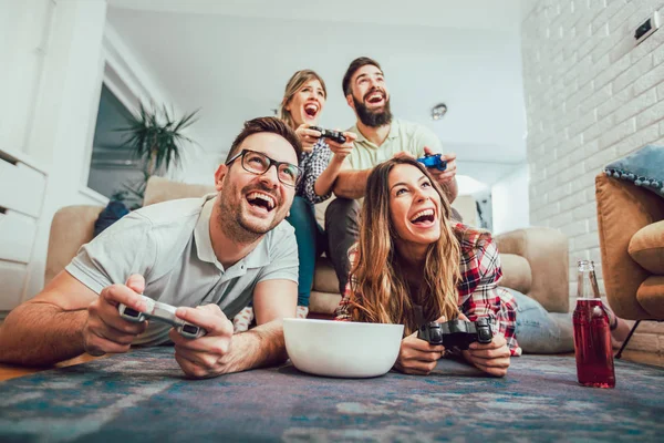 Grupo Amigos Jogar Jogos Vídeo Juntos — Fotografia de Stock