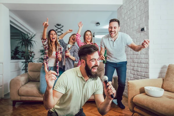 Grupo Amigos Jugando Karaoke Casa Concepto Sobre Amistad Entretenimiento Hogar —  Fotos de Stock