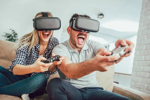 Amigos Felizes Jogando Videogames Com Óculos Realidade Virtual Jovens Divertindo — Fotografia de Stock
