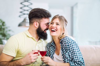 Şarap ile evde bir genç çift toasting, fotoğraf.