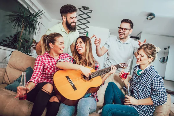 Group Happy Young Friends Having Fun Drinking Beer Home Interior — Stock Photo, Image