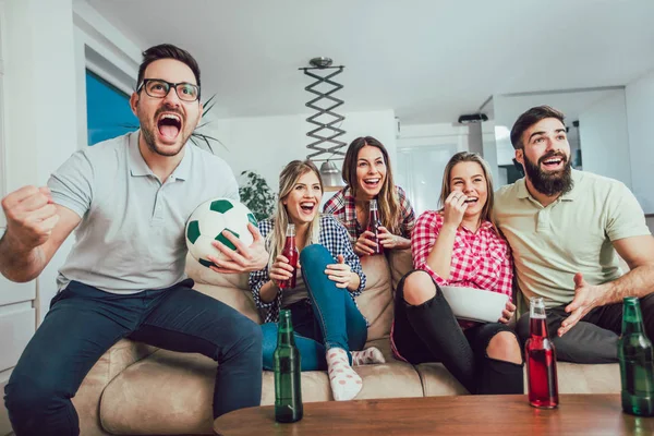 Amigos Felices Aficionados Fútbol Viendo Fútbol Televisión Celebrando Victoria Casa —  Fotos de Stock