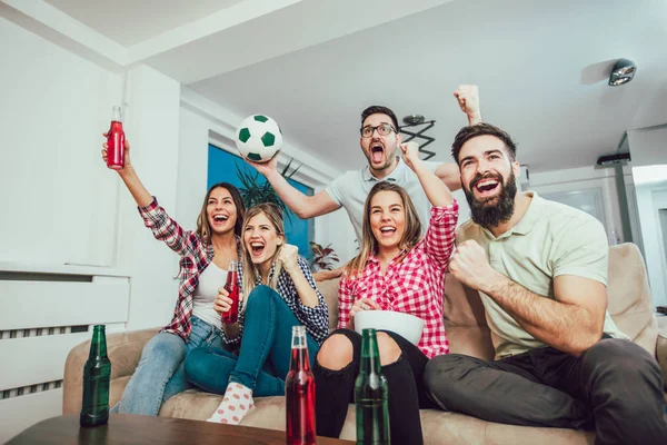 Amigos Felices Aficionados Fútbol Viendo Fútbol Televisión Celebrando Victoria Casa —  Fotos de Stock