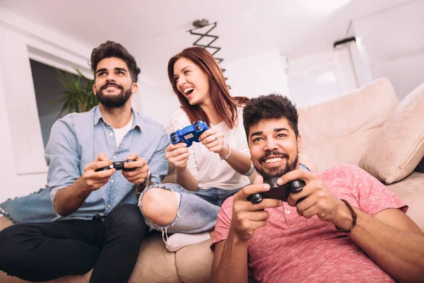 Gruppo Amici Giocare Videogiochi Insieme — Foto Stock