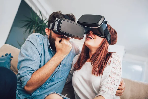 Ung Man Och Kvinna Casual Kläder Slitage Virtual Reality Glasögon — Stockfoto