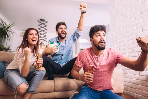 Groep Van Multi Nationale Voetbalfans Juichen — Stockfoto