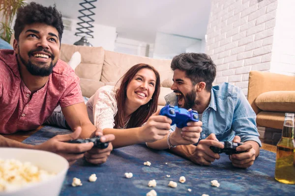 Grupo Amigos Juegan Videojuegos Juntos —  Fotos de Stock