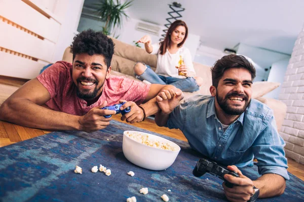 Grupo Amigos Juegan Videojuegos Juntos —  Fotos de Stock