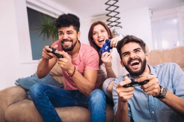 Arkadaş grubu play video oyunları birlikte.