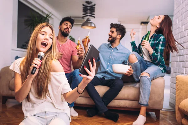 Group Friends Playing Karaoke Home Concept Friendship Home Entertainment People — Stock Photo, Image