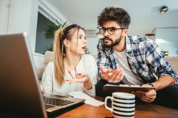 Mujer Hombre Haciendo Papeleo Juntos Pagando Impuestos Línea Portátil — Foto de Stock