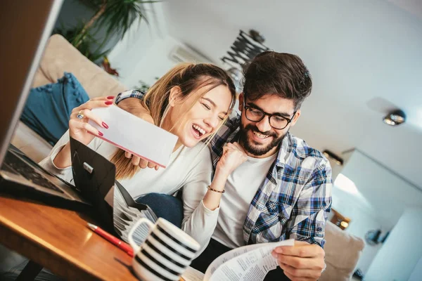 Mujer Hombre Haciendo Papeleo Juntos Pagando Impuestos Línea Portátil — Foto de Stock