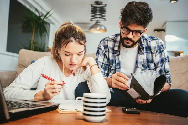 Mujer Hombre Haciendo Papeleo Juntos Pagando Impuestos Línea Portátil — Foto de Stock