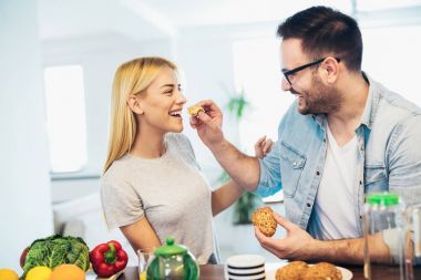 Sabahları kahvaltı sahip çift