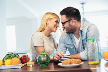 Sabahları kahvaltı sahip çift