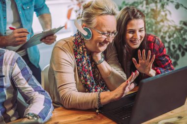 Genç gönüllü yardım bilgisayar üst düzey insanlar