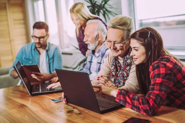 Genç gönüllüler üst düzey insanların bilgisayarda yardım