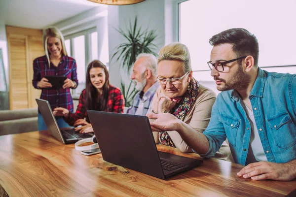 Junge Freiwillige Helfen Senioren Computer — Stockfoto