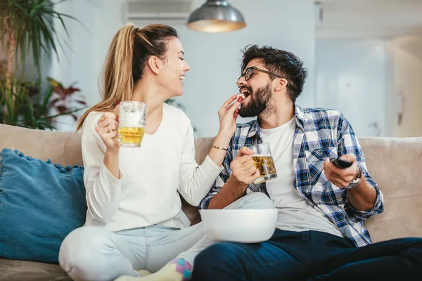 Kaç Bira Içme Patlamış Mısır Yemek Yeme Oturma Odasında Izliyor — Stok fotoğraf