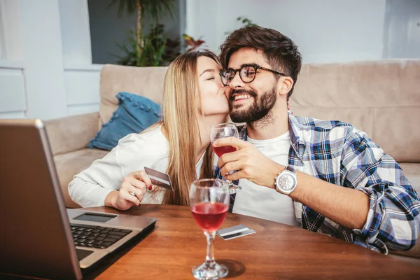 オンライン ショッピング コンセプト ラップトップ コンピューターとクレジット カード家に幸せなカップルの笑顔 — ストック写真
