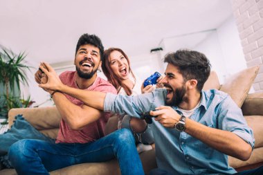 Arkadaş grubu play video oyunları birlikte.