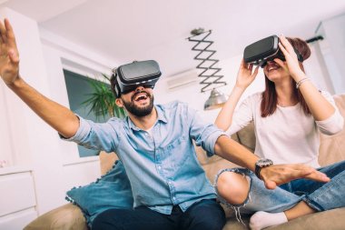 Genç erkek ve kadın sanal gerçeklik gözlük izlemek ve gösterilen rahat kıyafetler giymek Vr kamera, teknoloji ve İnovasyon kavramı düşünün