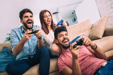 Arkadaş grubu play video oyunları birlikte.
