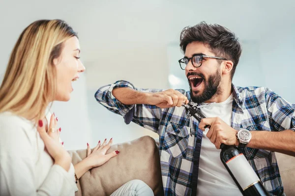 Evde Şarap Tadını Genç Bir Çiftin Yakın Çekim — Stok fotoğraf