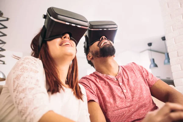 Joven Hombre Mujer Ropa Casual Llevar Las Gafas Realidad Virtual — Foto de Stock