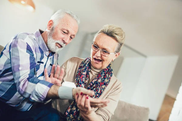 Pareja Ancianos Casa Midiendo Presión Arterial Monitoreo Domiciliario — Foto de Stock