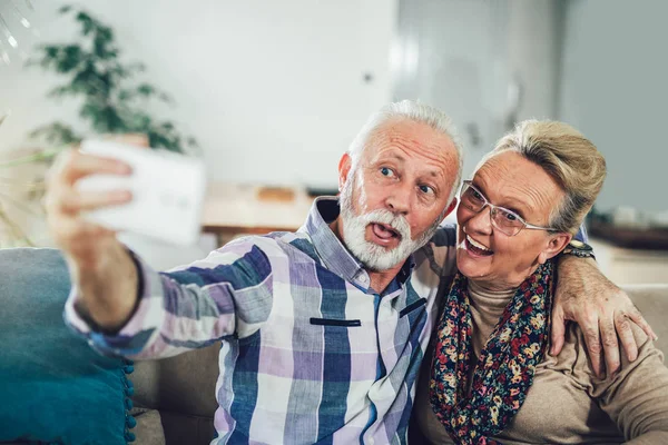 Lyckliga Senior Paret Sitter Tillsammans Soffa Deras Vardagsrum Hemma Leende — Stockfoto