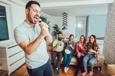 Evde karaoke yapan bir grup arkadaş. Arkadaşlık kavramı, ev eğlencesi ve insanlar