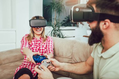 Video oyunları sanal gerçeklik gözlük apartmanda oynayan genç komik Çift