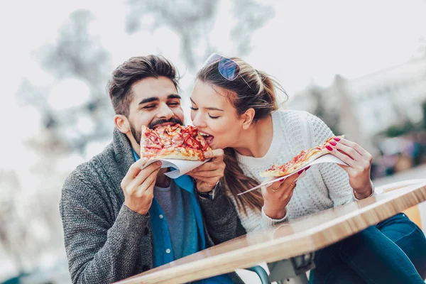 Couple Eating Pizza Snack Outdoors Sharing Pizza Eating — Stock Photo, Image