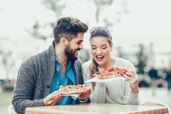 Cuplu Mananca Pizza Gustare Aer Liber Ele Sunt Partajarea Pizza — Fotografie, imagine de stoc