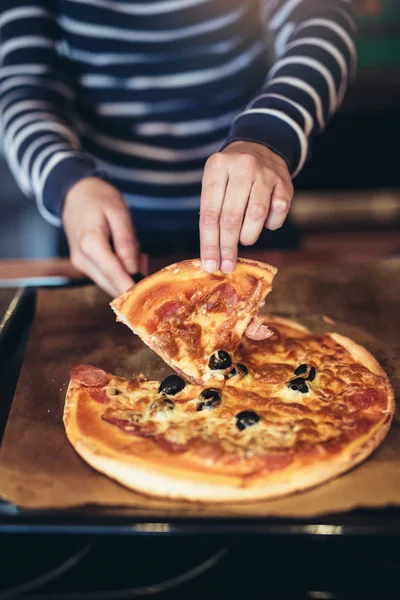 Supreme Pizza Fatta Casa Fetta Sollevata — Foto Stock